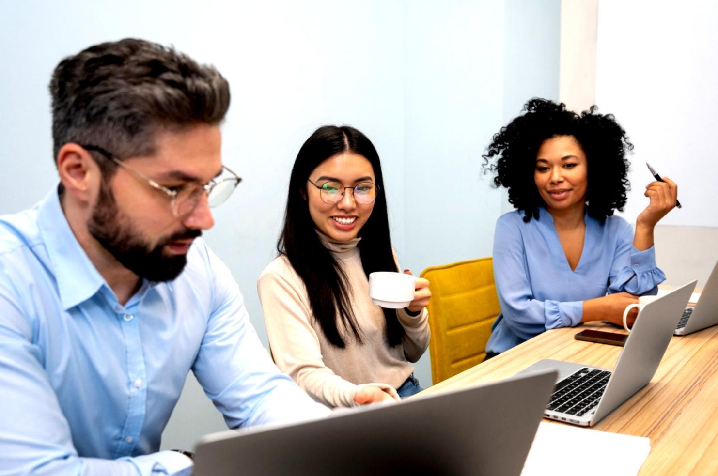 Étudiants travaillant sur leurs budgets personnels lors d'un atelier pratique